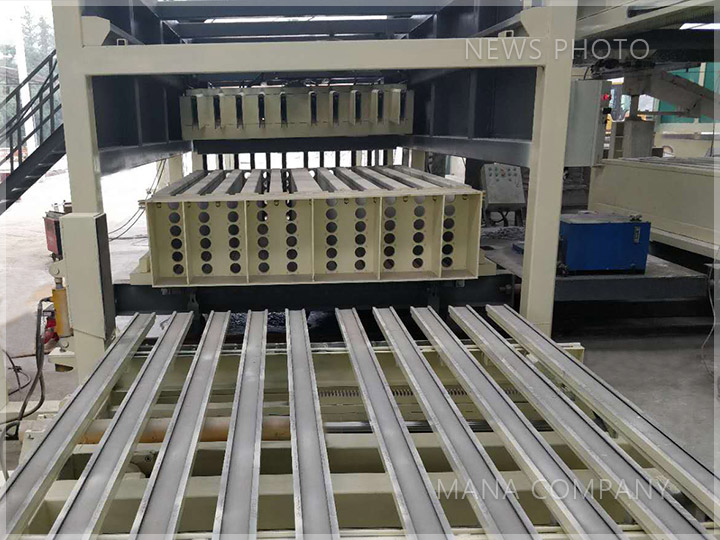 1612664844107751.jpg M30-01成組立模成型主機.jpg