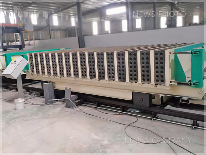 1636015673112509.jpg 成型主機(jī)01.jpg